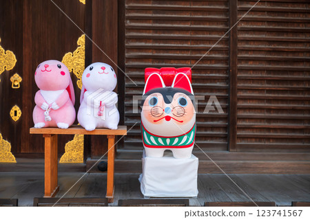Big inu hariko dog and rabbit couple dolls at Sumiyoshi shrine, Osaka Big inu hariko dog and rabbit couple dolls at Sumiyoshi shrine, Osaka 123741567