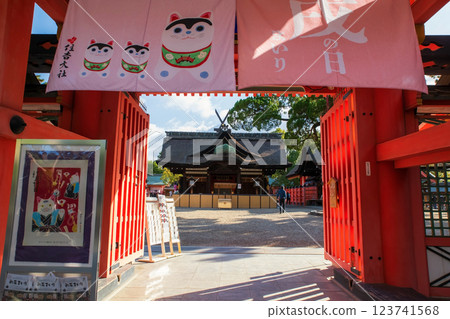 Tourist people at Sumiyoshi Taisha Grand Shrine entrance gate, Osaka 123741568