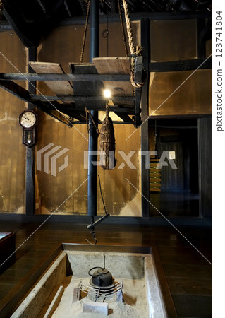 壁爐邊的老民居 123741804