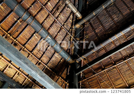 一棟老房子被煙燻黑的閣樓 一棟老房子被煙燻黑的閣樓 123741805