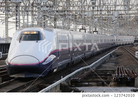 東北新幹線的 E2 系列 1000 型山彥號列車 東北新幹線的 E2 系列 1000 型山彥號列車 123742010
