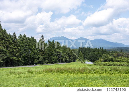 Fresh greenery and early summer cycling image (Hiruzen Plateau) 123742190
