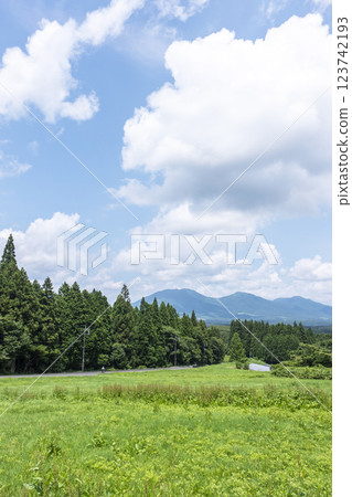 Fresh greenery and early summer cycling image (Hiruzen Plateau) Fresh greenery and early summer cycling image (Hiruzen Plateau) 123742193