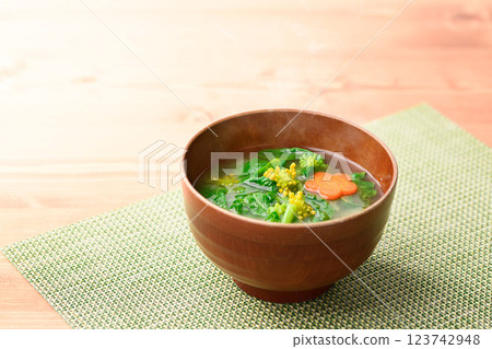 春季奢華：油菜花味噌湯 123742948