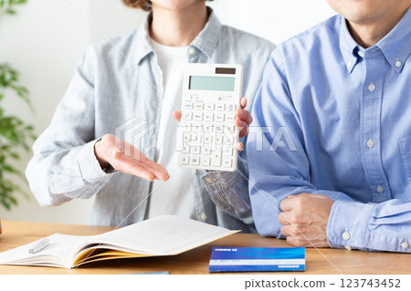 一對中年夫婦在家管理家庭預算 一對中年夫婦在家管理家庭預算 123743452