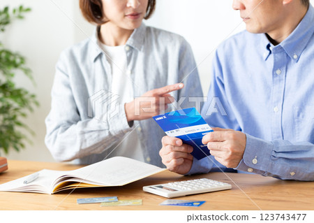 一對中年夫婦在家管理家庭預算 123743477
