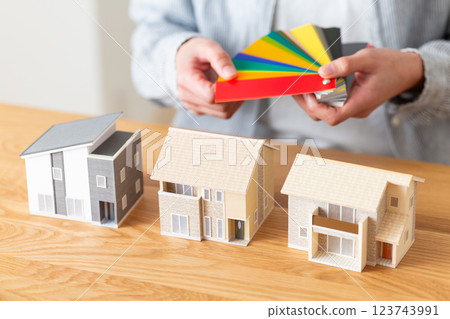 一位中年婦女正在為房屋裝潢進行色彩模擬 一位中年婦女正在為房屋裝潢進行色彩模擬 123743991