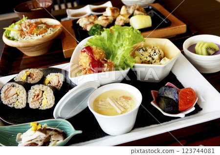 東北的鄉土料理:後方的當季伊達鄉土料理(秋季)和伊達雞鐵板燒套餐 東北的鄉土料理:後方的當季伊達鄉土料理(秋季)和伊達雞鐵板燒套餐 123744081