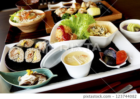 東北的鄉土料理:後方的當季伊達鄉土料理(秋季)和伊達雞鐵板燒套餐 東北的鄉土料理:後方的當季伊達鄉土料理(秋季)和伊達雞鐵板燒套餐 123744082