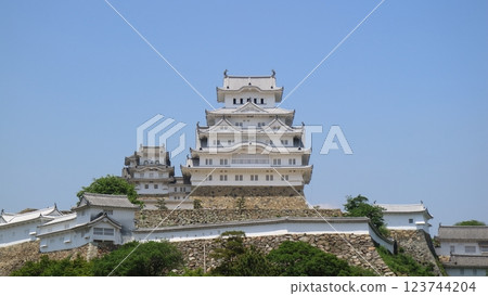 The main tower and Daitenkyo Bridge seen from Sannomaru Square at the World Heritage Site Himeji Castle 123744204