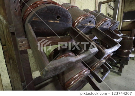 清酒釀酒廠的舊酒桶 123744207