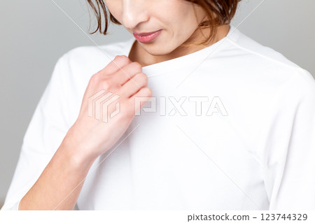 中年婦女檢視自己的體味 中年婦女檢視自己的體味 123744329