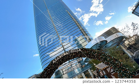 Azabudai Hills Christmas Arch 123744358