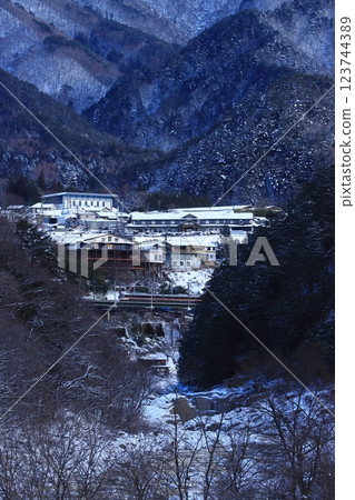 [Nagano Prefecture] 383 Series Express Shinano running through the snow-covered Nezame-no-Toko, a spectacular sight. Photographed on February 8, 2025 123744389
