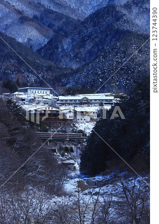[Nagano Prefecture] 383 Series Express Shinano running through the snow-covered Nezame-no-Toko, a spectacular sight. Photographed on February 8, 2025 123744390