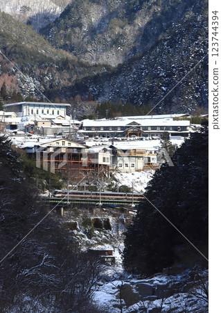 [Nagano Prefecture] 383 Series Express Shinano running through the snow-covered Nezame-no-Toko, a spectacular sight. Photographed on February 8, 2025 123744394