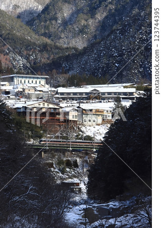 [Nagano Prefecture] 383 Series Express Shinano running through the snow-covered Nezame-no-Toko, a spectacular sight. Photographed on February 8, 2025 123744395