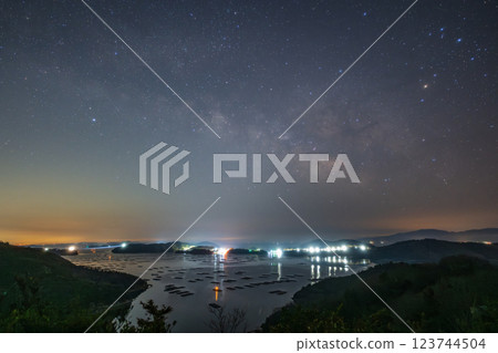 日本岡山縣瀨戶內市蟲上灣上空飄浮的春季銀河 日本岡山縣瀨戶內市蟲上灣上空飄浮的春季銀河 123744504