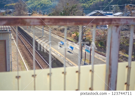 上下學高峰期後的無人車站 123744711
