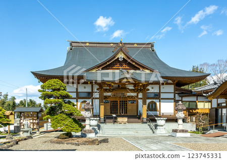 The main hall of Inariyama Shoginji Temple with the blue sky behind it [Hitachi-Omiya City, Ibaraki Prefecture] 123745331