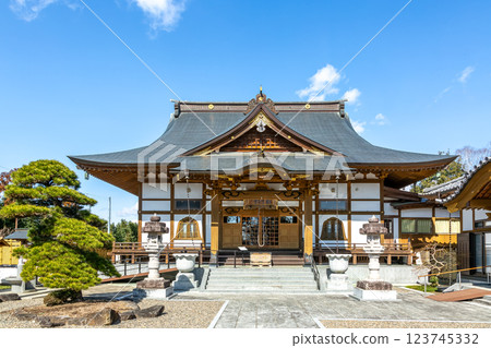 The main hall of Inariyama Shoginji Temple with the blue sky behind it [Hitachi-Omiya City, Ibaraki Prefecture] 123745332