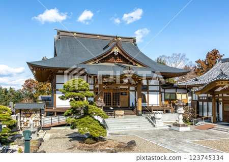 藍天映襯下的稻荷山聖嚴寺本殿 [茨城縣日立大宮市] 123745334