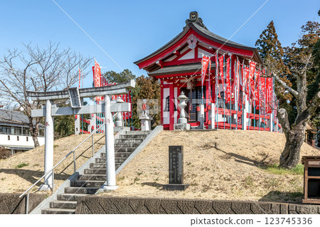 稻荷山聖隱寺境內的稻荷尊天堂本殿 稻荷山聖隱寺境內的稻荷尊天堂本殿 123745336