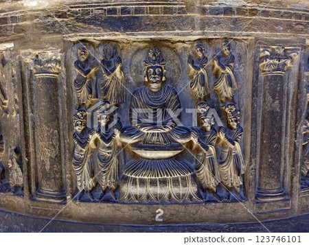 巴基斯坦拉合爾博物館展出的小型佛塔主體上雕刻著描繪佛陀生平的小雕像 巴基斯坦拉合爾博物館展出的小型佛塔主體上雕刻著描繪佛陀生平的小雕像 123746101