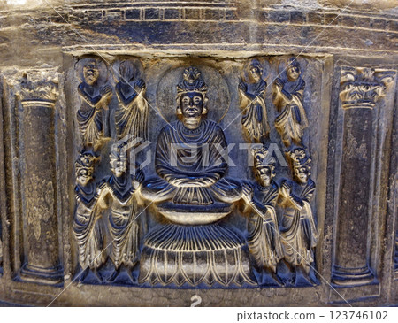 巴基斯坦拉合爾博物館展出的小型佛塔主體上雕刻著描繪佛陀生平的小雕像 123746102