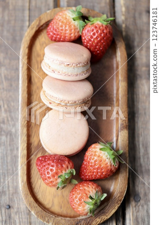 草莓杏仁餅和帶莖草莓放在木頭盤子裡 123746181