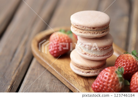 草莓杏仁餅和帶莖草莓放在木頭盤子裡 123746184