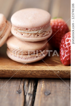 草莓杏仁餅和帶莖草莓放在木頭盤子裡 123746186