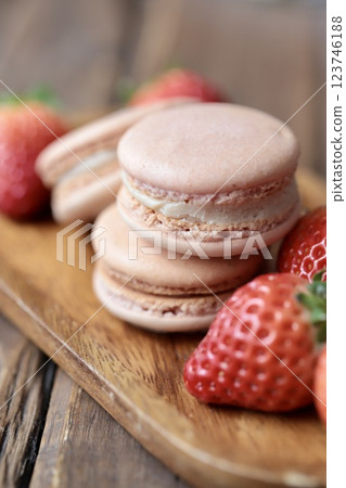 草莓杏仁餅和帶莖草莓放在木頭盤子裡 123746188