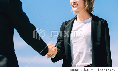 男性和女性商人微笑著握手 123746579