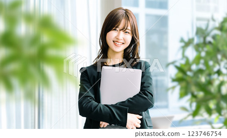 帶筆記型電腦的微笑的女人/女商人 123746754