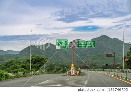 Near the exit of the Yoneyama Interchange on the Matsushima Toll Road, which runs through the Amakusa region in southwestern Kumamoto Prefecture Near the exit of the Yoneyama Interchange on the Matsushima Toll Road, which runs through the Amakusa region in southwestern Kumamoto Prefecture 123746795