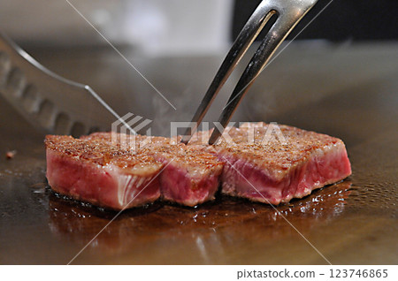 烤牛排配鐵板燒 123746865