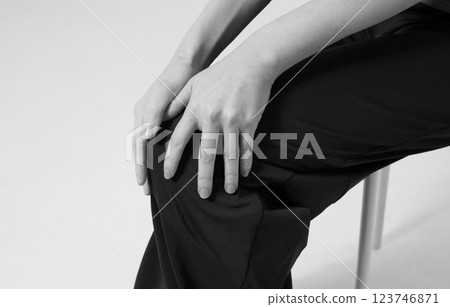 knee pain images 123746871