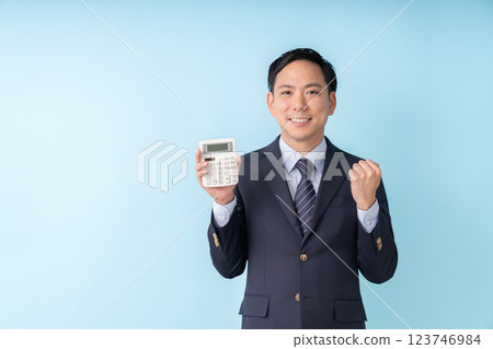 拿著計算器的男人微笑著 商務 拿著計算器的男人微笑著 商務 123746984