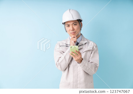 Businessmen work clothes smartphone thinking Businessmen work clothes smartphone thinking 123747067