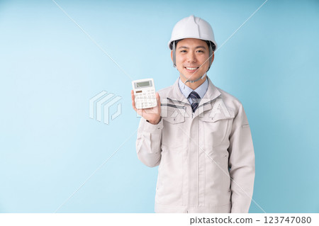 拿著計算機、商務、工作服的微笑男人 123747080