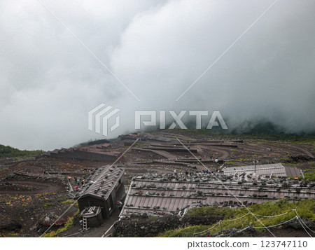 雲霧繚繞的山峰 123747110