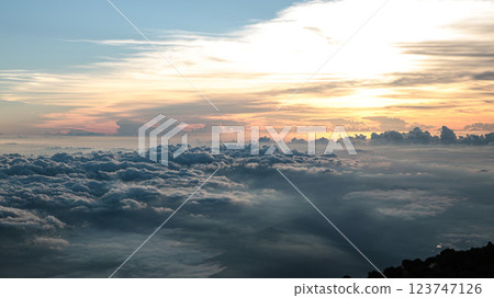 冉冉升起的太陽在雲海 冉冉升起的太陽在雲海 123747126