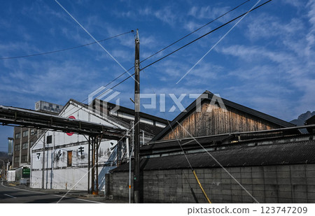 香川小豆島小鄉：醬油釀造廠林立的街道 123747209