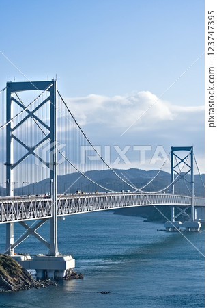 沐浴在朝陽中的鳴門橋 123747395
