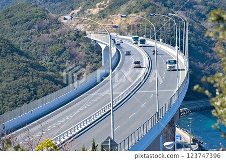 沐浴在朝陽中的鳴門橋 123747396