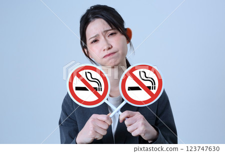 穿著西裝的女人的吸煙形象 123747630