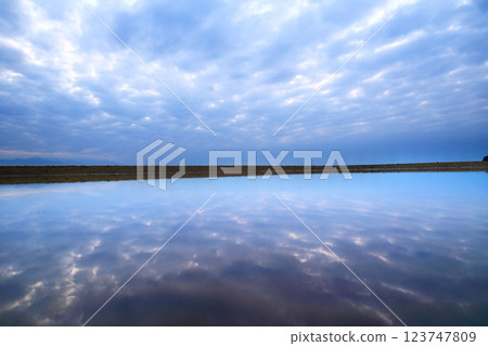 水面上的天空 水面上的天空 123747809