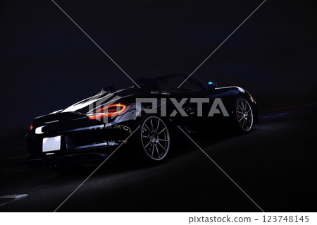 有光澤的黑色敞篷車 123748145