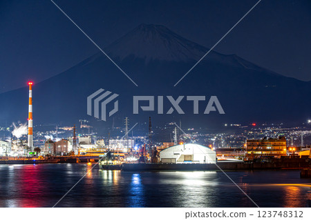 田子浦港的夜景和隱約可見的富士山 123748312
